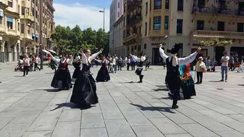 Las y los integrantes de 'Os Fillos de Breogán' y 'Os Jarteiriños Nosa Xente' llenaron de cultura gallega las calles de Pamplona