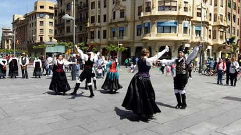 As e os integrantes de 'Os Fillos de Breogán' e 'Os Jarteiriños Nosa Xente' encheron de cultura galega as rúas de Pamplona