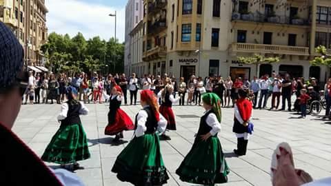 As e os integrantes de 'Os Fillos de Breogán' e 'Os Jarteiriños Nosa Xente' encheron de cultura galega as rúas de Pamplona
