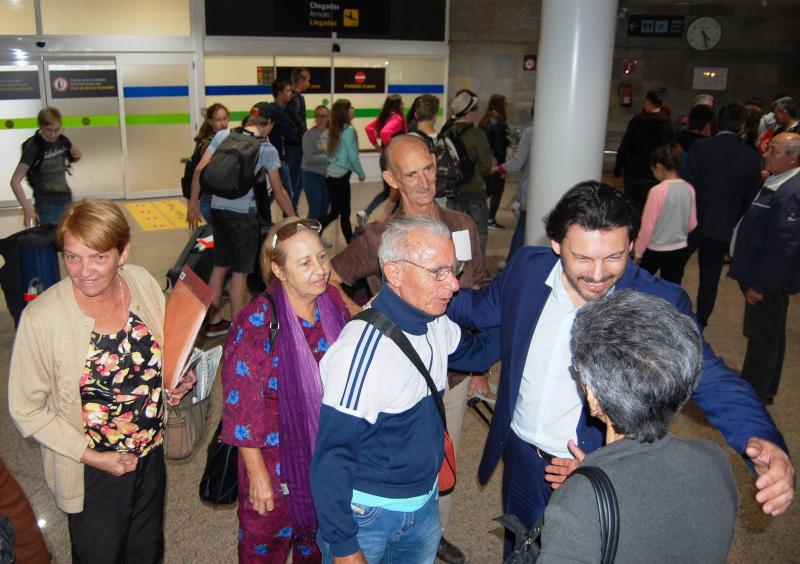 O secretario xeral da Emigración achegouse ata os aeroportos da Coruña e Santiago a saudar persoalmente ás e aos partipantes 