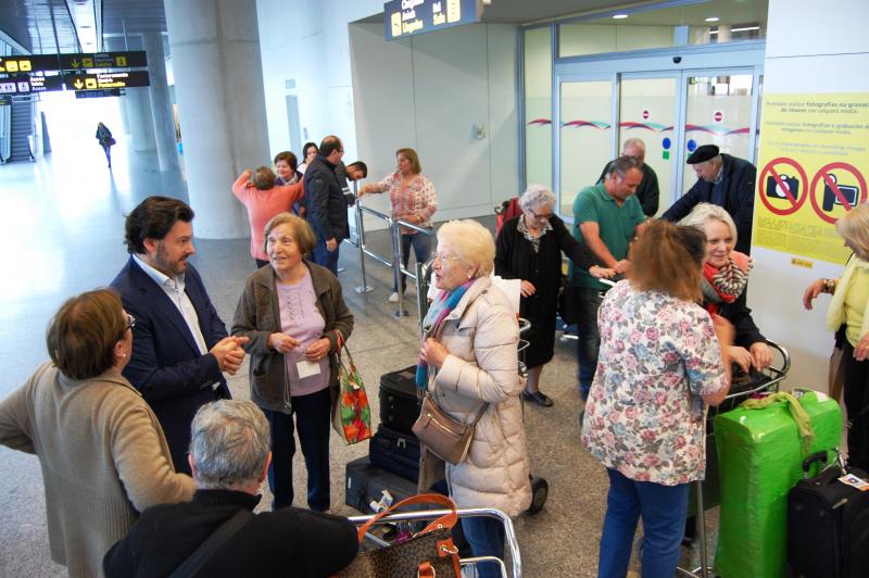El secretario xeral da Emigración se acercó hasta los aeropuertos de A Coruña y Santiago a saudar persoalmente a las y los partipantes 