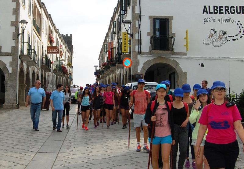 El secretario xeral da Emigración y el alcalde de Portomarín acompañaron en un tramo del Camino de Santiago a las chicas y chicos del 'Conecta con Galicia 2016'