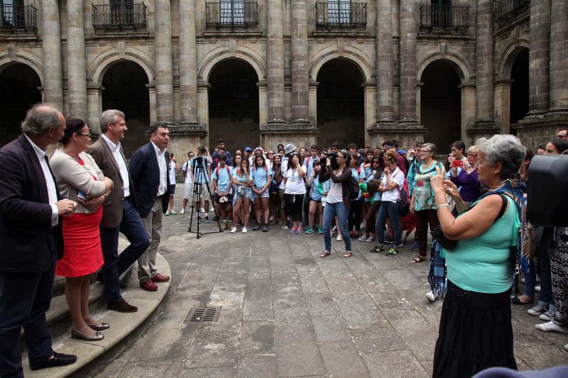 O vicepresidente e o conselleiro de Educación e Ordenación Universitaria da Xunta de Galicia, esta mañá coas e cos galegos do exterior no mosteiro de San Martiño Pinario (Santiago de Compostela)