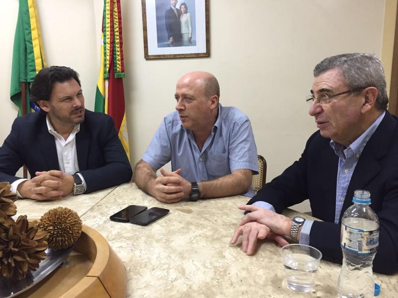 O secretario xeral da Emigración na Oficina da Consellería de Emprego e Seguridade Social en Río de Xaneiro