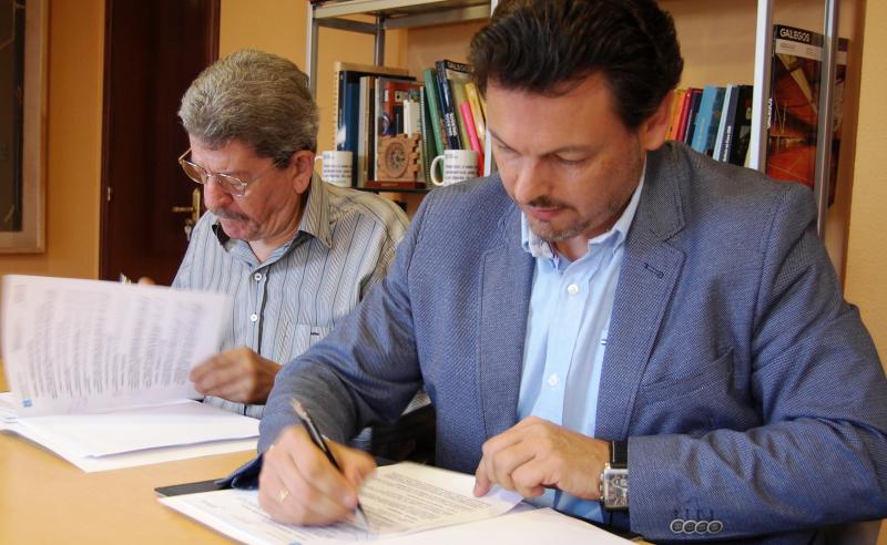 Antonio Rodríguez Miranda y Celso Dominguez Búa, esta mañana durante la firma del convenio en la sede de la Secretaría Xeral da Emigración en Santiago de Compostela