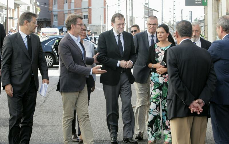 El presidente de la Xunta, Alberto Núñez Feijóo, visitó junto al presidente en funciones del Gobierno de España, Mariano Rajoy, la zona en la que tuvo lugar esta mañana el accidente ferroviario de O Porriño.