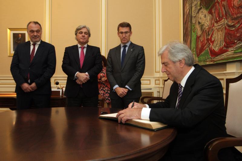 El titular de la Xunta recibió esta tarde al presidente de la República Oriental del Uruguay, Tabaré Vázquez, y a sus ministros con motivo de su visita institucional a la Comunidad