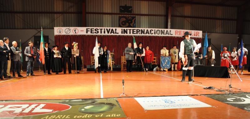 A gala central da undécima edición do Festival Internacional Rebulir reuniu sete agrupacións que amosaron as súas danzas e músicas de raíz.