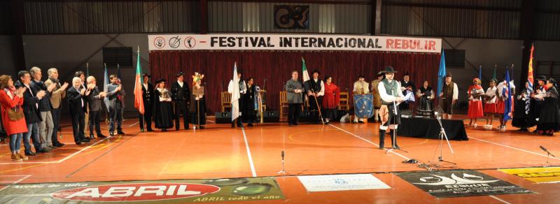 La gala central de la undécima edición del Festival Internacional Rebulir reunió siete agrupaciones que mostraron sus danzas y músicas de raíz