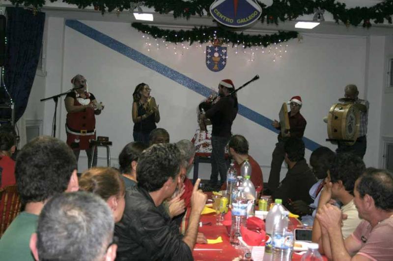 La cena, a la que asistieron unas 90 personas, fue amenizada con la actuación del Grupo de gaitas del Centro Gallego de esta ciudad canaria