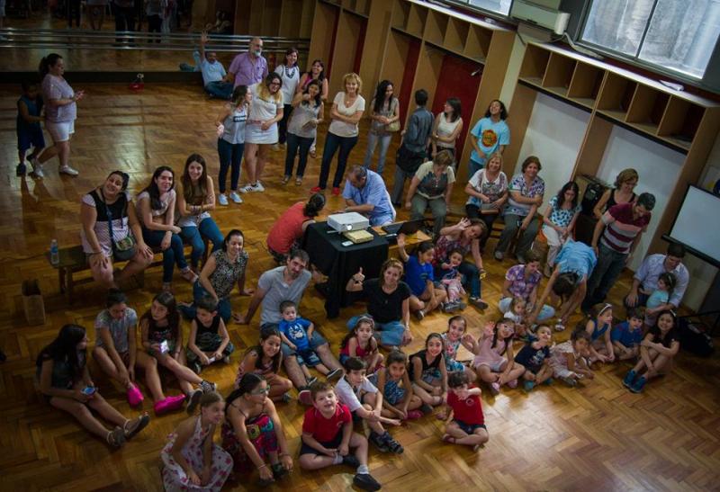 Os nenos e nenas que se achegaron á Sociedad Parroquial de Vedra en Bos Aires desfrutaron con esta personaxe lendaria do noso Nadal que, cada ano por estas datas, chega cos agasallos para as e os cativos galegos