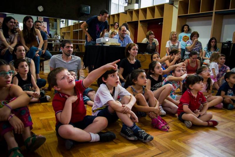 Os nenos e nenas que se achegaron á Sociedad Parroquial de Vedra en Bos Aires desfrutaron con esta personaxe lendaria do noso Nadal que, cada ano por estas datas, chega cos agasallos para as e os cativos galegos