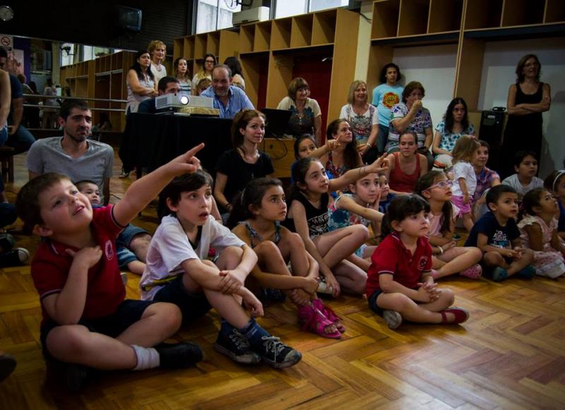 Os nenos e nenas que se achegaron á Sociedad Parroquial de Vedra en Bos Aires desfrutaron con esta personaxe lendaria do noso Nadal que, cada ano por estas datas, chega cos agasallos para as e os cativos galegos
