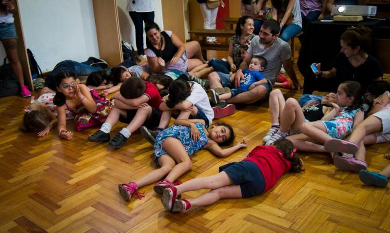 Os nenos e nenas que se achegaron á Sociedad Parroquial de Vedra en Bos Aires desfrutaron con esta personaxe lendaria do noso Nadal que, cada ano por estas datas, chega cos agasallos para as e os cativos galegos