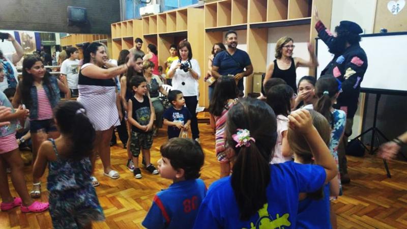 Os nenos e nenas que se achegaron á Sociedad Parroquial de Vedra en Bos Aires desfrutaron con esta personaxe lendaria do noso Nadal que, cada ano por estas datas, chega cos agasallos para as e os cativos galegos