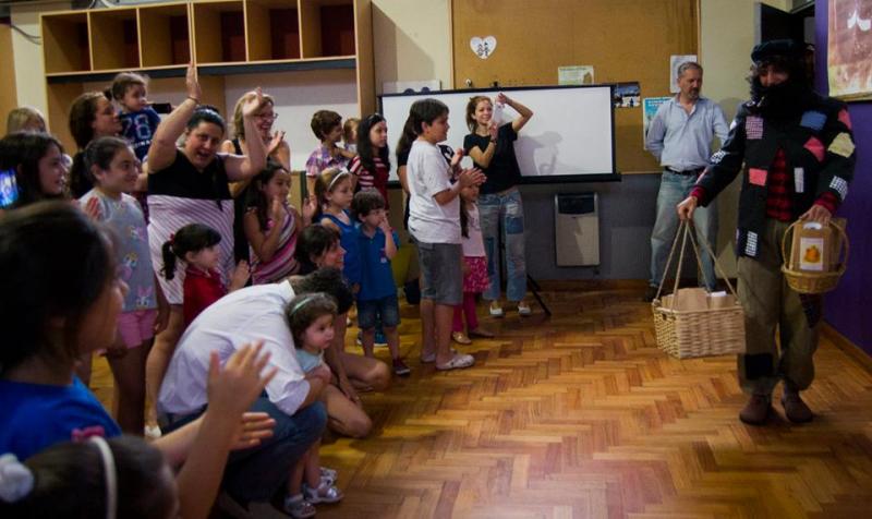 Os nenos e nenas que se achegaron á Sociedad Parroquial de Vedra en Bos Aires desfrutaron con esta personaxe lendaria do noso Nadal que, cada ano por estas datas, chega cos agasallos para as e os cativos galegos