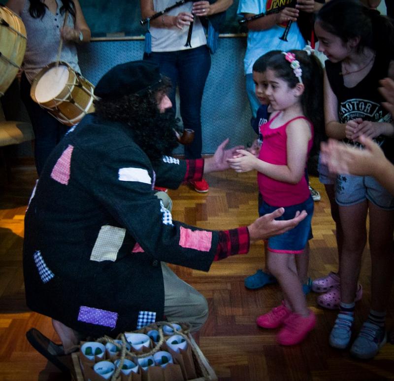 Os nenos e nenas que se achegaron á Sociedad Parroquial de Vedra en Bos Aires desfrutaron con esta personaxe lendaria do noso Nadal que, cada ano por estas datas, chega cos agasallos para as e os cativos galegos