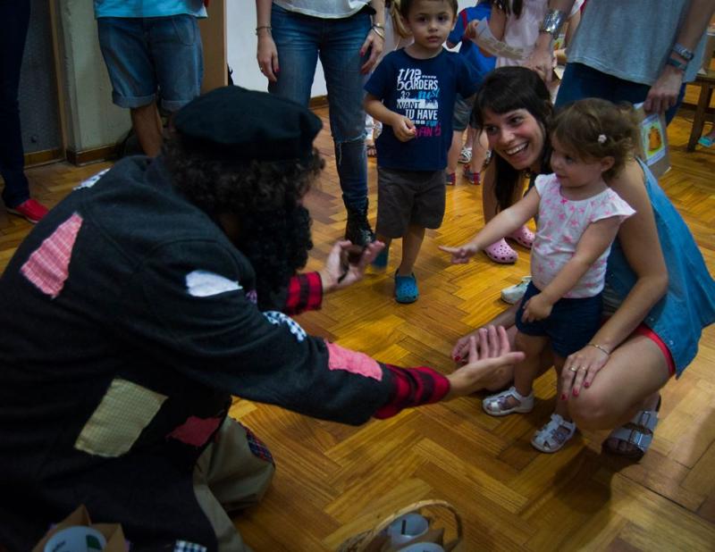 Os nenos e nenas que se achegaron á Sociedad Parroquial de Vedra en Bos Aires desfrutaron con esta personaxe lendaria do noso Nadal que, cada ano por estas datas, chega cos agasallos para as e os cativos galegos