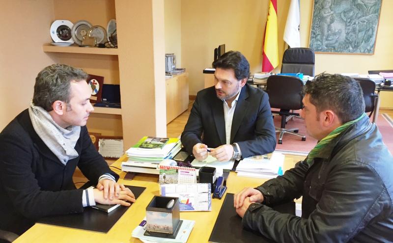 De izquierda a derecha: Carrete, Miranda y Mandianes durante la reunión celebrada en el despacho del secretario xeral da Emigración en Compostela