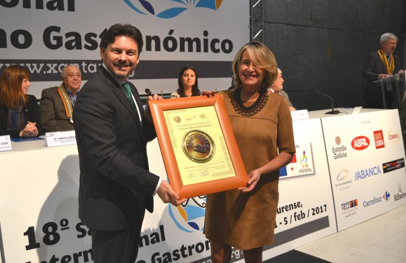 Na imaxe, o secretario xeral da Emigración fai entrega dun dos Pratos de Ouro de Radioturismo á representante do Hotel Barceló San José (Costa Rica) 