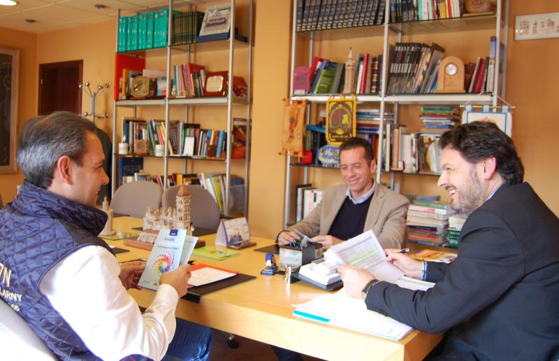 De esquerda a dereita: Alejandro, González e Miranda, durante a reunión mantida esta mañá no despacho do secretario xeral da Emigración en Santiago de Compostela