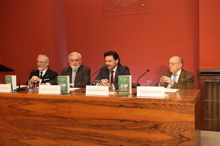 De esquerda a dereita: Luis Miguel Aparisi, autor do libro; Darío Villanueva, director da RAE; Antonio R. Miranda, secretario xeral da Emigración, e Enrique Santín, fundador da Asociación de Empresarios Gallegos de Madrid