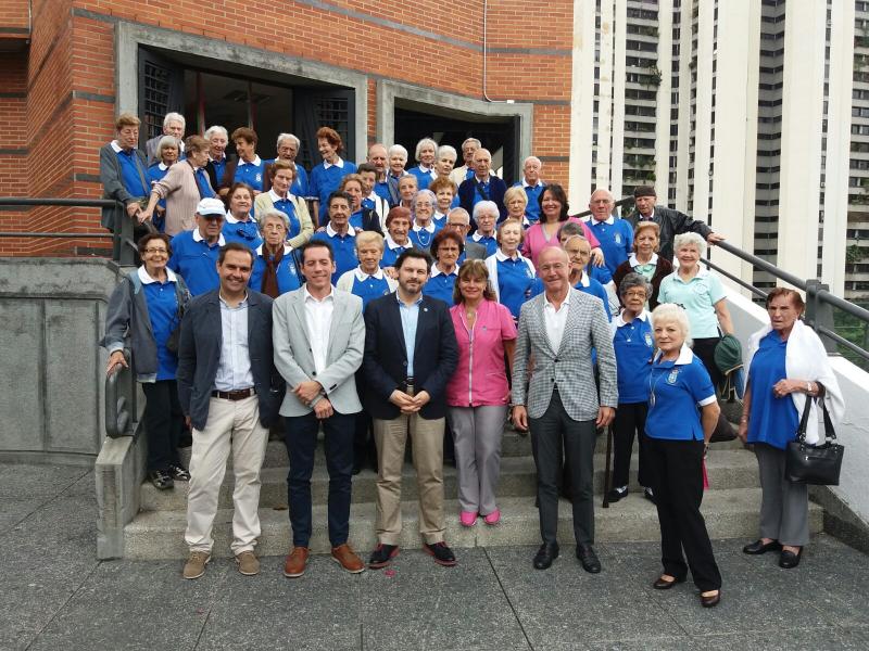 Imaxe da visita de Antonio Rodríguez Miranda, secretario xeral da Emigración, ao Centro de Día da Hermandad Gallega de Venezuela