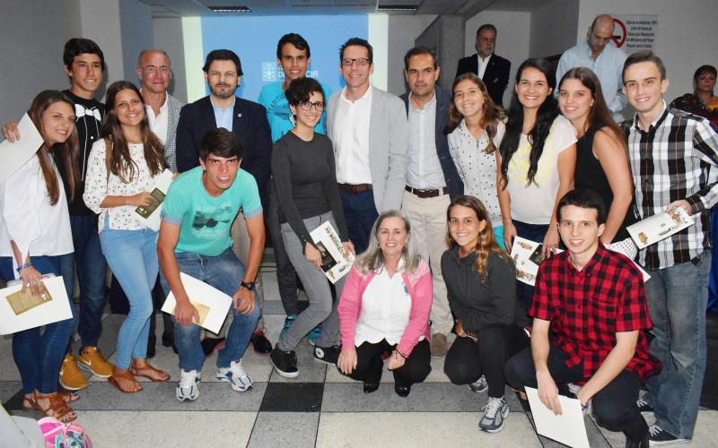 Imaxe da entrega de compostelas aos mozos e mozas participantes na edición de 2016 do programa 'Conecta con Galicia' da Secretaría Xeral da Emigración da Xunta de Galicia
