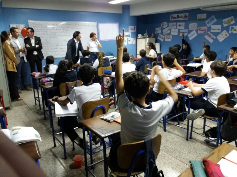 En su última jornada en Venezuela, el secretario xeral da Emigración también tuvo tiempo para charlar con los niños y niñas que cursan estudios en el Colegio Castelao de Caracas