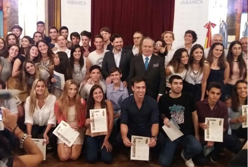 Imaxe da entrega de 'compostelas' ás e aos participantes no 'Conecta con Galicia 2016' Imaxe da entrega de 'compostelas' ás e aos participantes no 'Conecta con Galicia 2016'