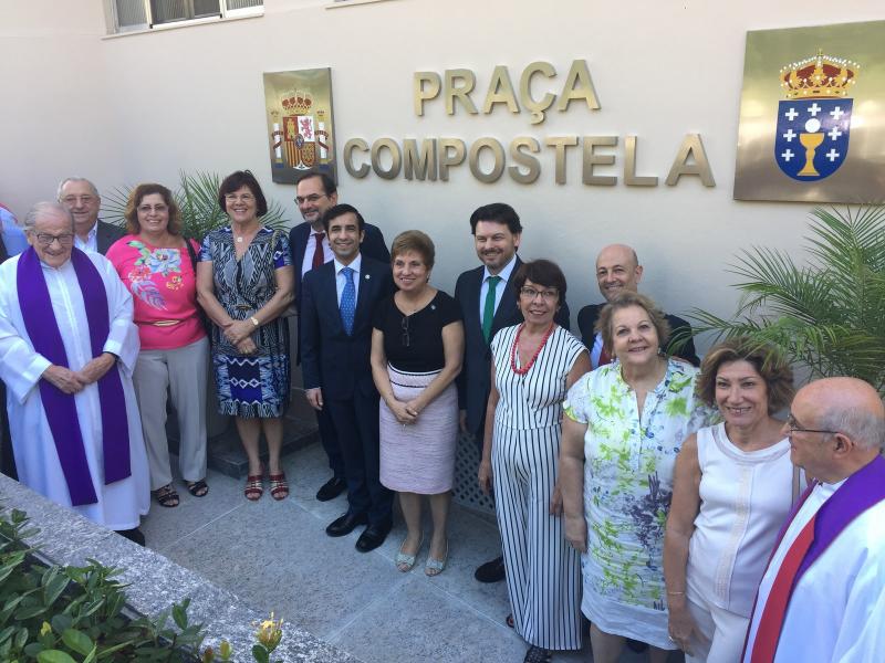El consellerio de Política Social y el secretario xeral da Emigración asistieron a la inauguración de la Plaza Compostela