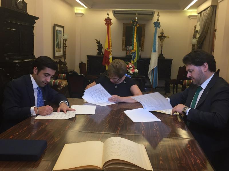 Rey Varela. Regina Jallas y Antonio Rodríguez Miranda, durante la firma del convenio