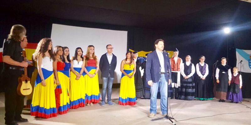 El secretario xeral da Emigración y el alcalde de la localidad presidieron el evento organizado por Queixumes dos Pinos y Alma Llanera.