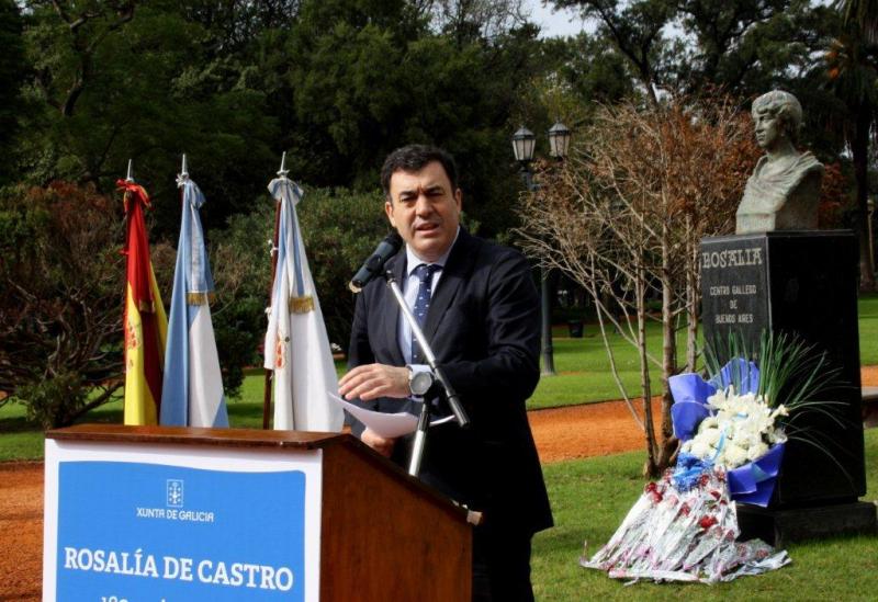 O conselleiro de Cultura, Educación e Ordenación Universitaria, Román Rodríguez, participou esta mañá na homenaxe colectiva organizada no Xardín dos Poetas da capital porteña a Rosalía de Castro