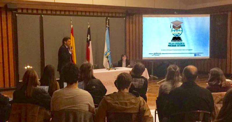  El secretario xeral da Emigración, durante la presentación das de las ‘Becas Excelencia Juventud Exterior’ en la capital chilena