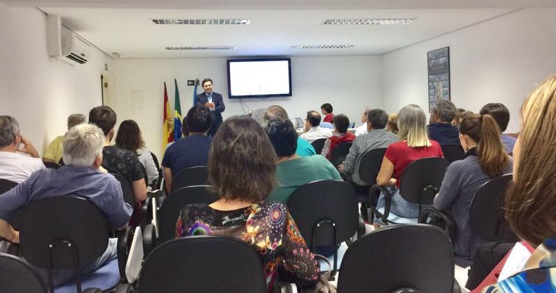 El secretario xeral da Emigración presentó en Santos las ‘Becas Excelencia Juventud Exterior’