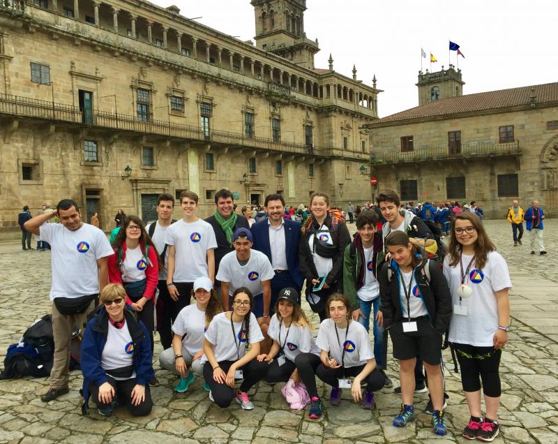 Miranda (con americana azul) e Mandianes (á sua esquerda, con bufanda verde), na Praza do Obradoiro cos rapaces e rapazas procedentes de Andorra