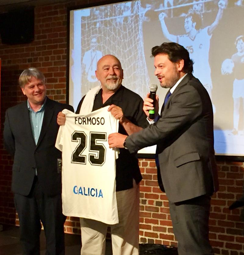 En la imagen, Miranda hace entrega de una camiseta de la selección gallega de fútbol a Formoso, en presencia del representante del Cosmos