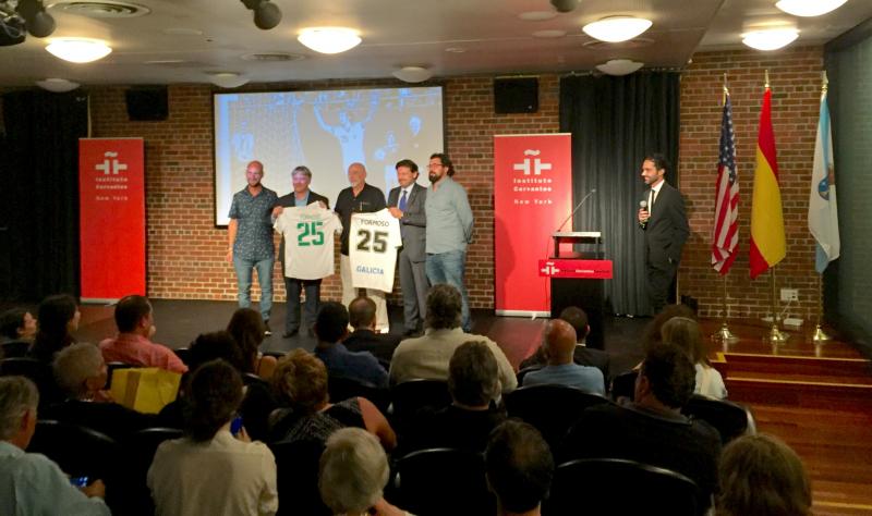 En la imagen, Miranda hace entrega de una camiseta de la selección gallega de fútbol a Formoso, en presencia del representante del Cosmos