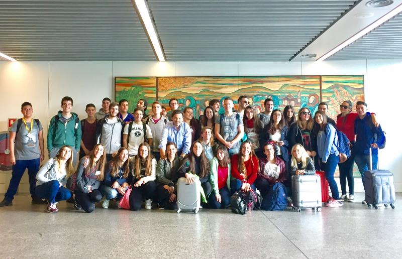 En la imagen, el secretario xeral da Emigración y los chicos y chicas del 'Conecta con Galicia' a su llegada al aeropuerto compostelano de Lavacolla