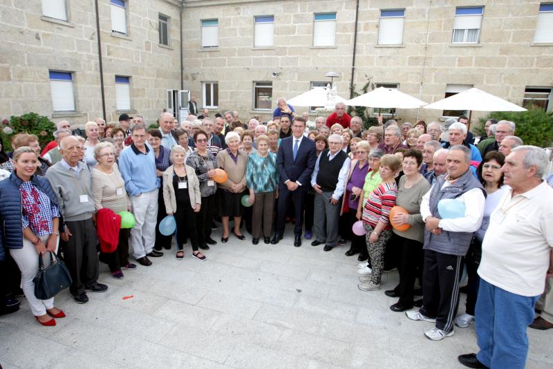 Imaxe de arquivo da visita do presidente da Xunta, Alberto Núñez Feijóo, á Residencia de Tempo Libre do Carballiño, onde se atopaban ás e os participantes do 'Reencontros na Terra' 2017 Imaxe de arquivo da visita do presidente da Xunta, Alberto Núñez Feijóo, á Residencia de Tempo Libre do Carballiño, onde se atopaban ás e os participantes do 'Reencontros na Terra' 2017