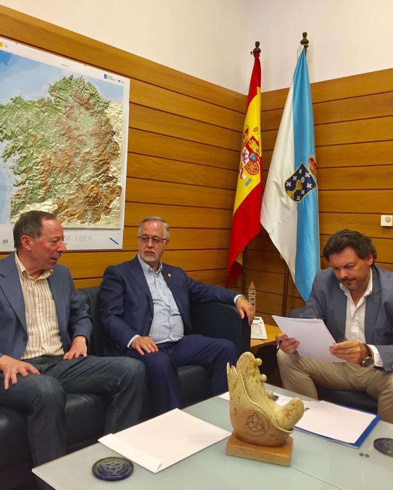 De derecha a izquierda: Miranda, Gulías e Manuel Prado (alcalde de Beariz, localidad natal de Gulías) De derecha a izquierda: Miranda, Gulías e Manuel Prado (alcalde de Beariz, localidad natal de Gulías)