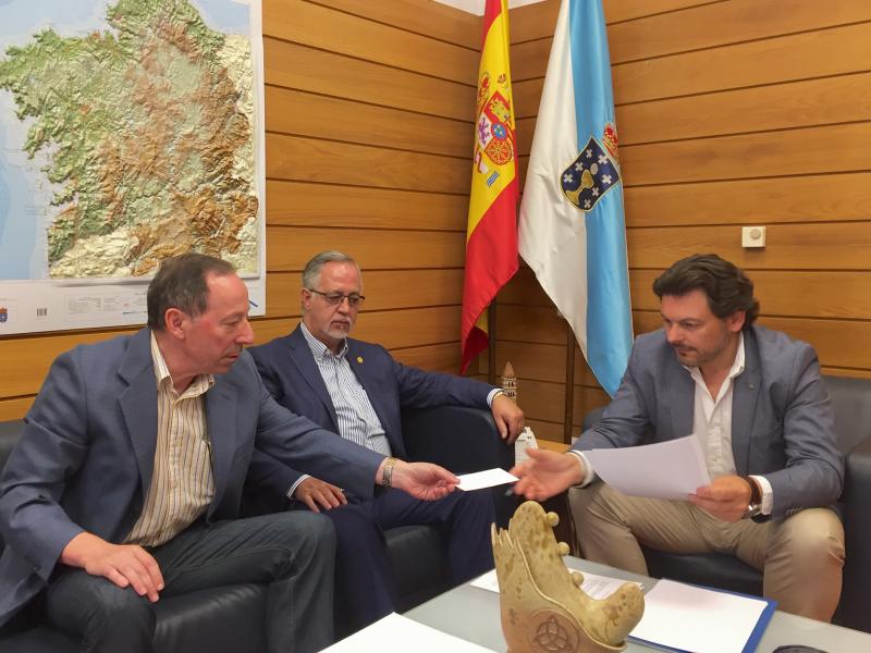 Miranda, Gulías (a sendos lados de las banderas)) y Manuel Prado, durante la reunión mantenida en el despacho del secretario xeral da Emigración en Santiago de Compostela Miranda, Gulías (a sendos lados de las banderas)) y Manuel Prado, durante la reunión mantenida en el despacho del secretario xeral da Emigración en Santiago de Compostela