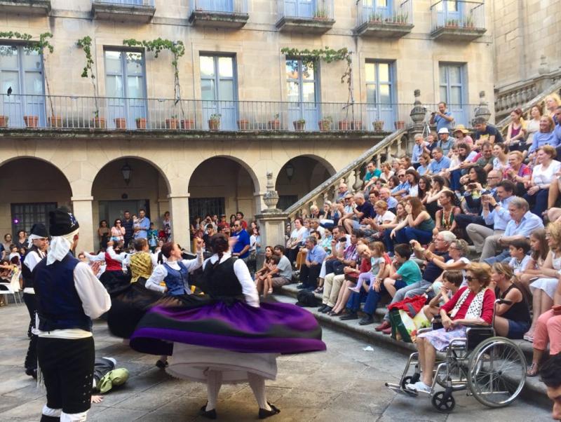 A praza de San Martiño, na cidade de Ourense, foi o escenario onde as e os 65 participantes das Escolas Abertas 2017 realizaron a súa demostración