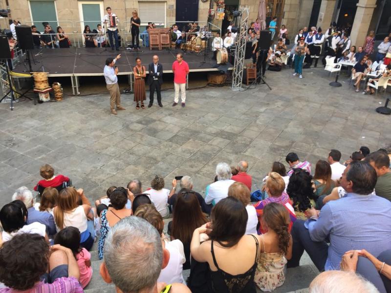 A praza de San Martiño, na cidade de Ourense, foi o escenario onde as e os 65 participantes das Escolas Abertas 2017 realizaron a súa demostración