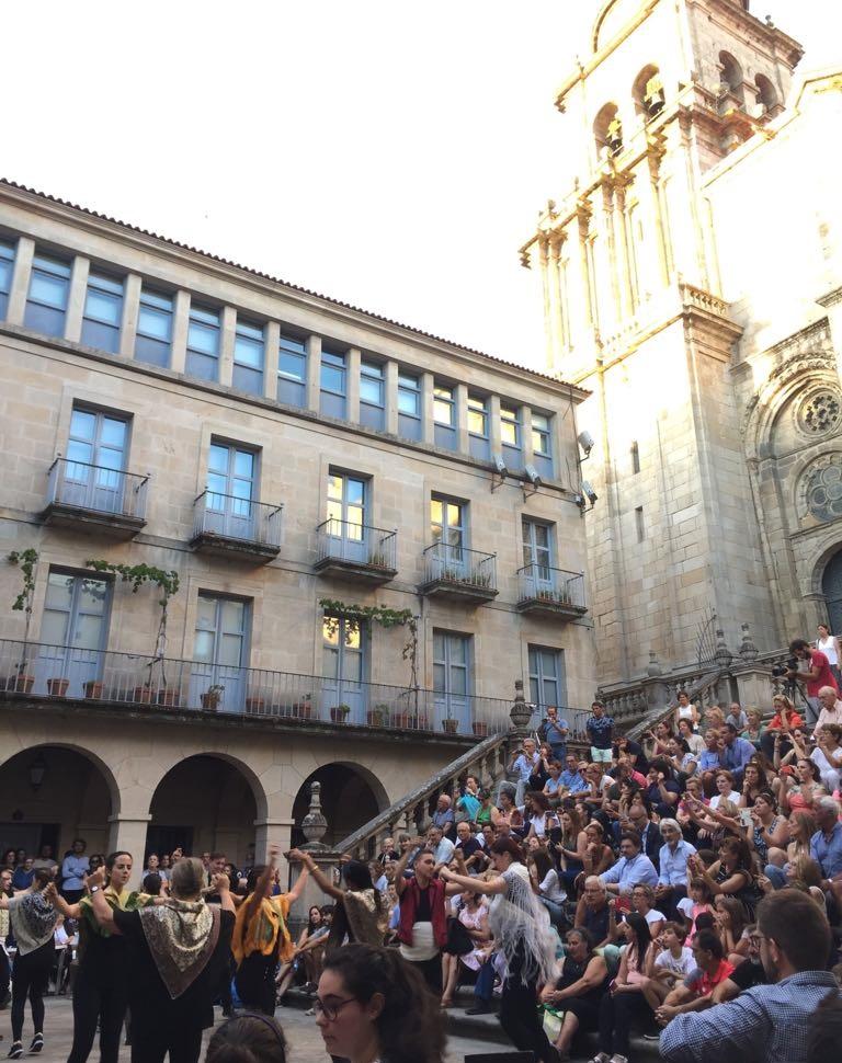 A praza de San Martiño, na cidade de Ourense, foi o escenario onde as e os 65 participantes das Escolas Abertas 2017 realizaron a súa demostración