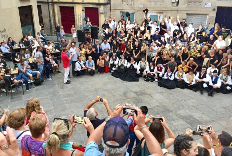 A praza de San Martiño, na cidade de Ourense, foi o escenario onde as e os 65 participantes das Escolas Abertas 2017 realizaron a súa demostración