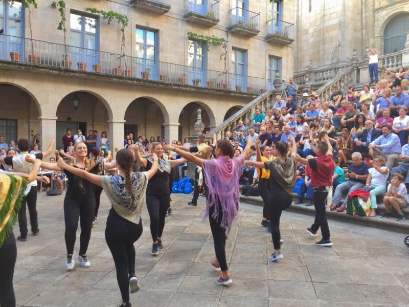 La plaza de San Martiño, en la ciudad de Ourense, fue el escenario donde las y los 65 participantes de las Escolas Abertas 2017 realizaron su demostración