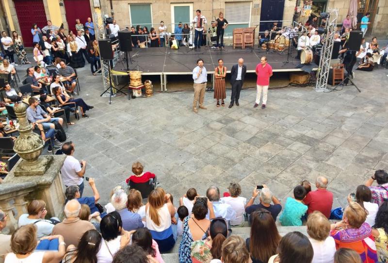 La plaza de San Martiño, en la ciudad de Ourense, fue el escenario donde las y los 65 participantes de las Escolas Abertas 2017 realizaron su demostración