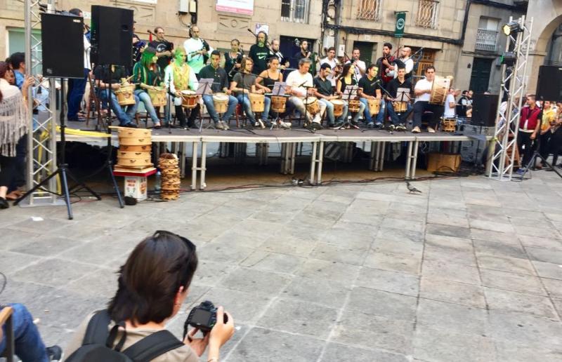La plaza de San Martiño, en la ciudad de Ourense, fue el escenario donde las y los 65 participantes de las Escolas Abertas 2017 realizaron su demostración